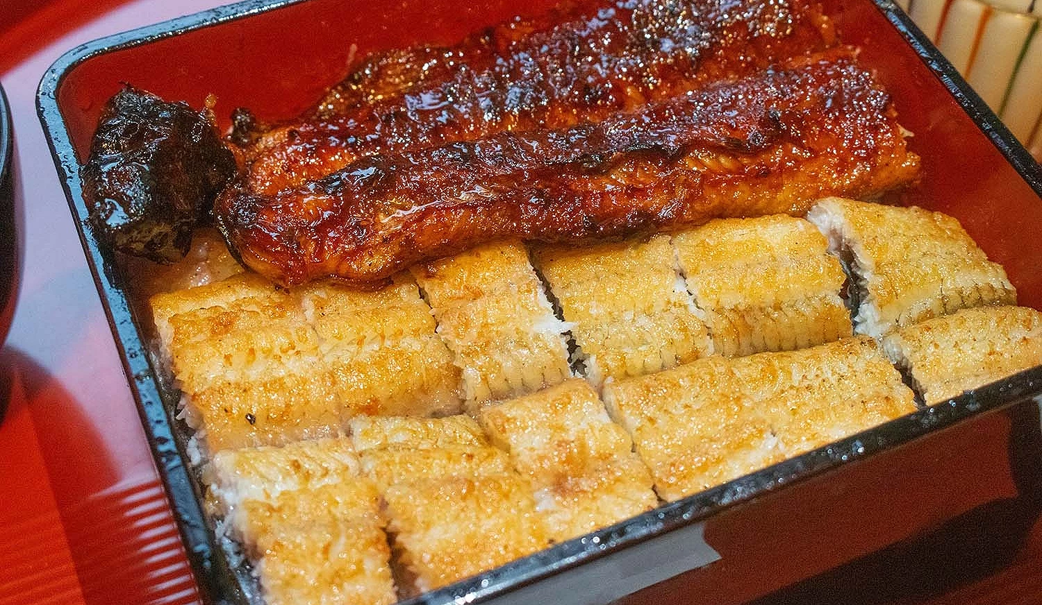 「紅白重」包含白燒與蒲燒,兩種不同口味的鰻魚。